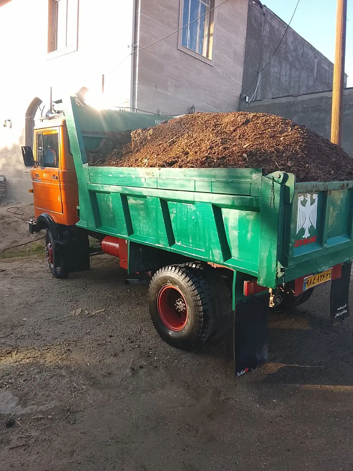 حمل و پخش کود گاوی گوسفندی درجه یک بدون آ|خدمات باغبانی و درختکاری|ملایر, |دیوار