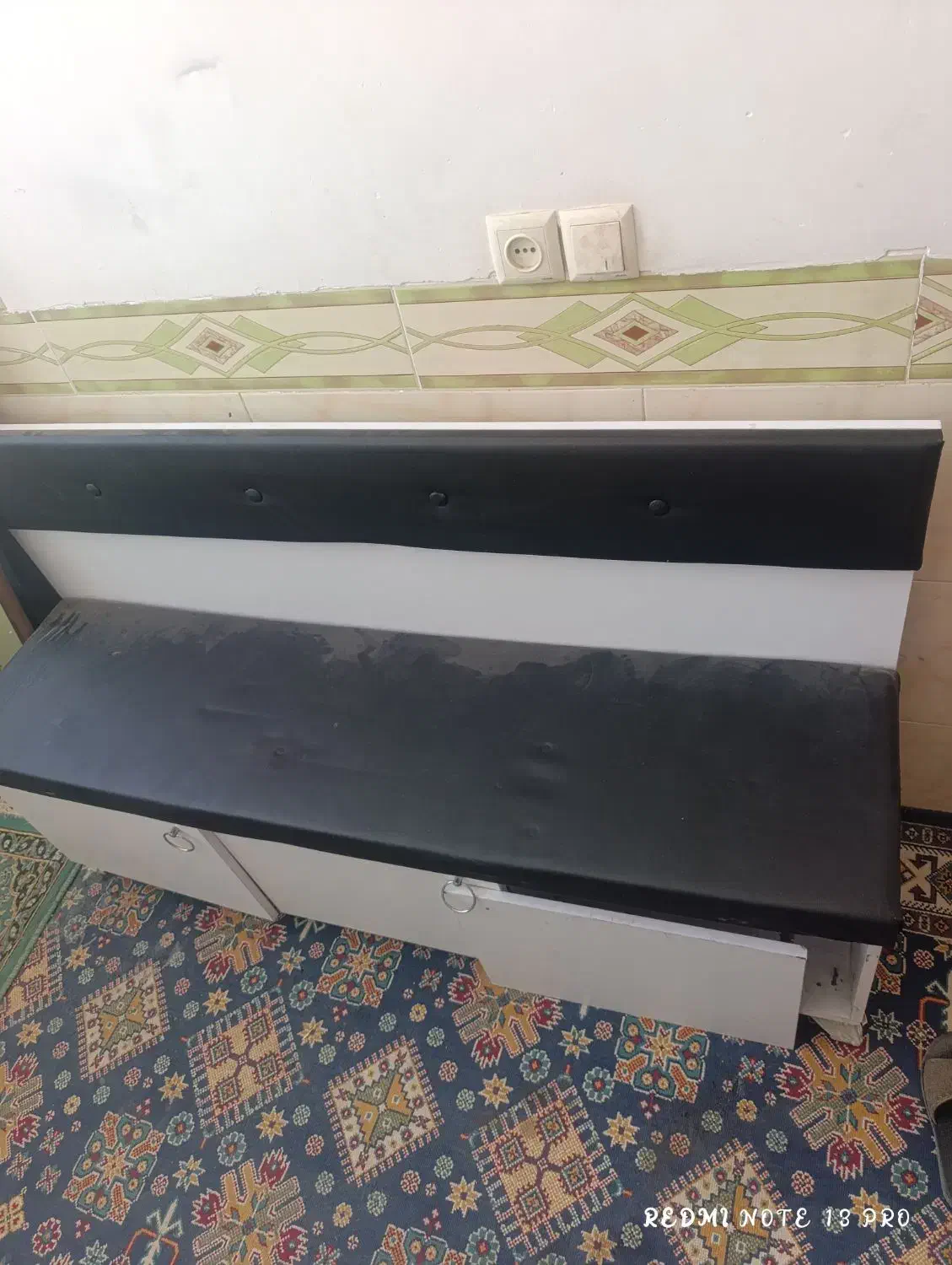 ایینه و مبل صندلی|صندلی و نیمکت|نگار, |دیوار