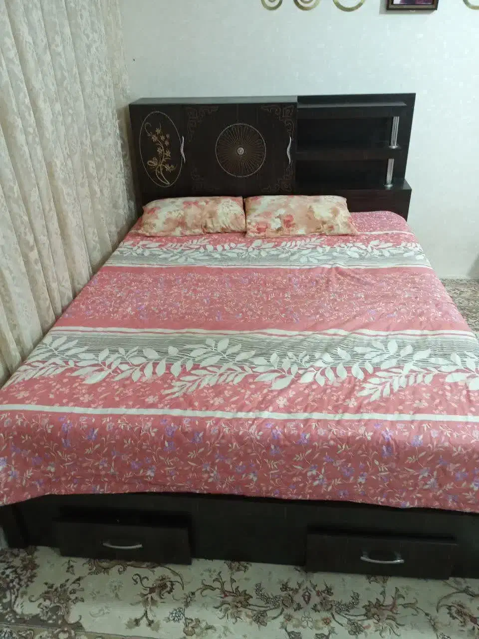 تخت دونفره و میز آرایشی|تخت و سرویس خواب|قم, انسجام|دیوار