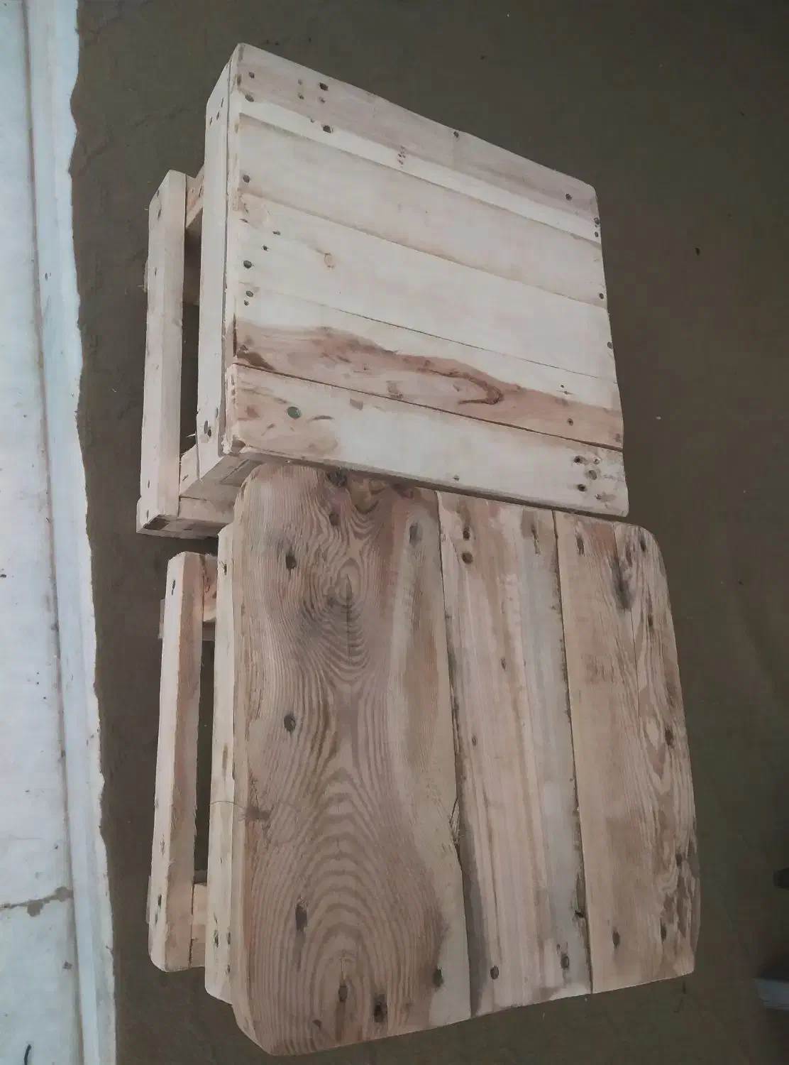 کرسی چوبی برای نشستن|صندلی و نیمکت|بندر گناوه, |دیوار