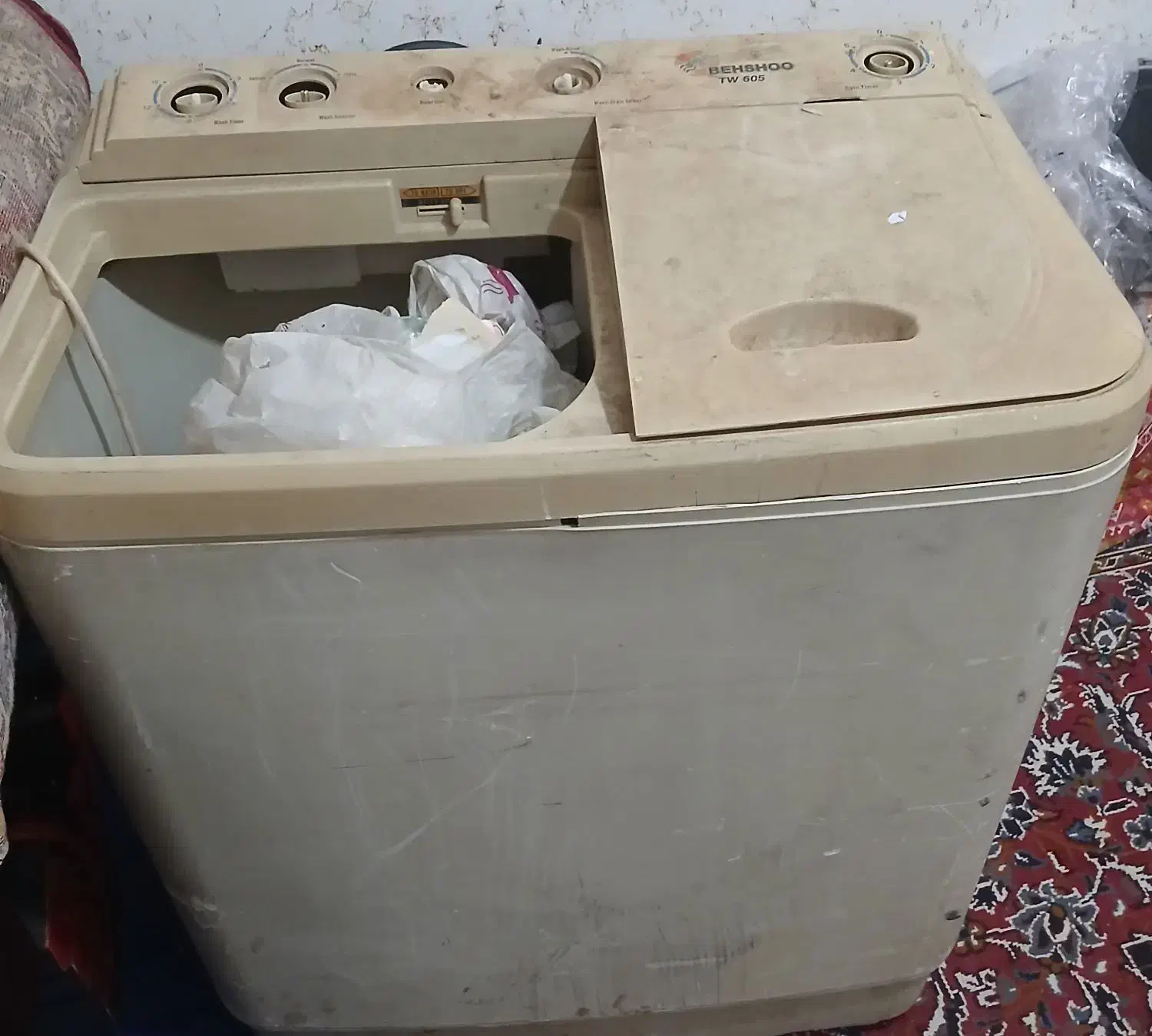 یک عدد لباسشویی مارک  بهشو دو قلو|ماشین لباسشویی و خشک‌کن لباس|صدرا-فارس, فاز ۲|دیوار