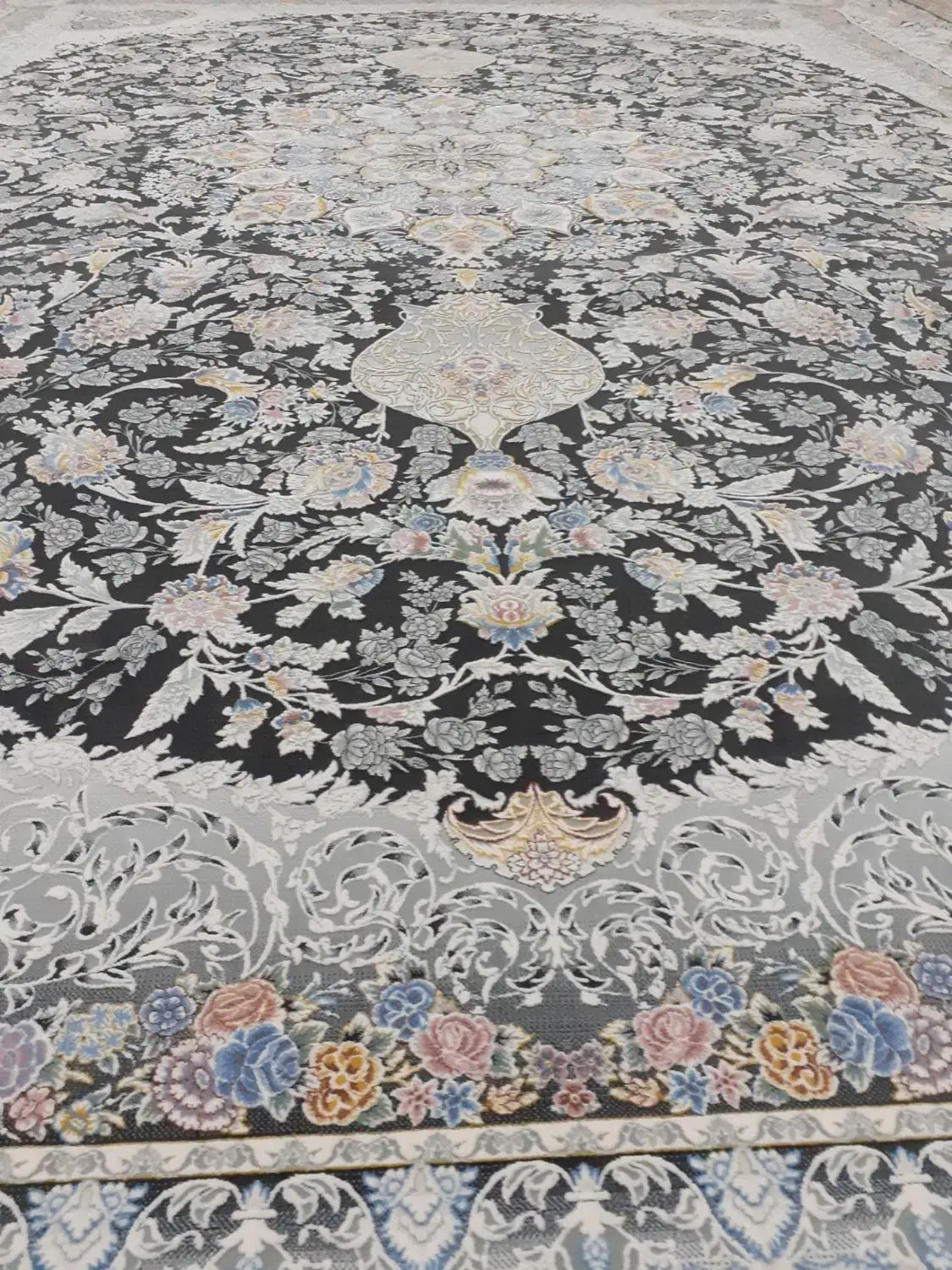 فرش۱۲متری طرح برجسته درحد نو ۱۲۰۰شانه نقره ای مشکی|فرش|سردرود, |دیوار