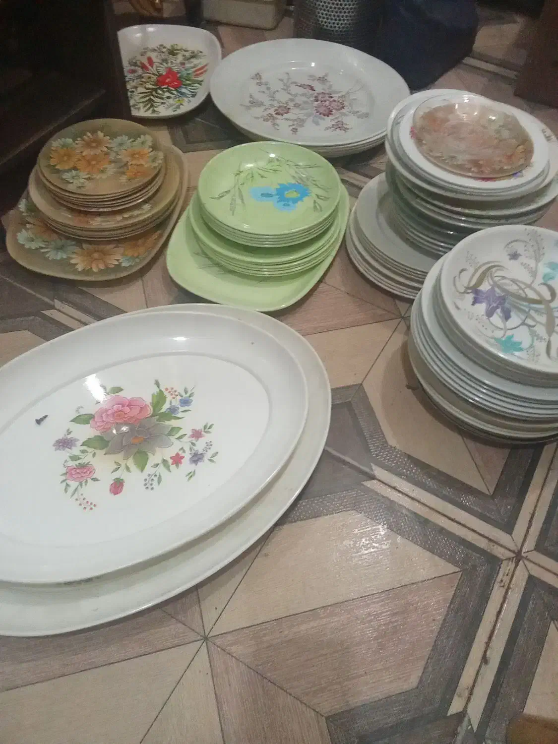 تعداد ۸۰بشقاب و دیس ملامین|ظروف سرو و پذیرایی|شیراز, کوزه گری|دیوار