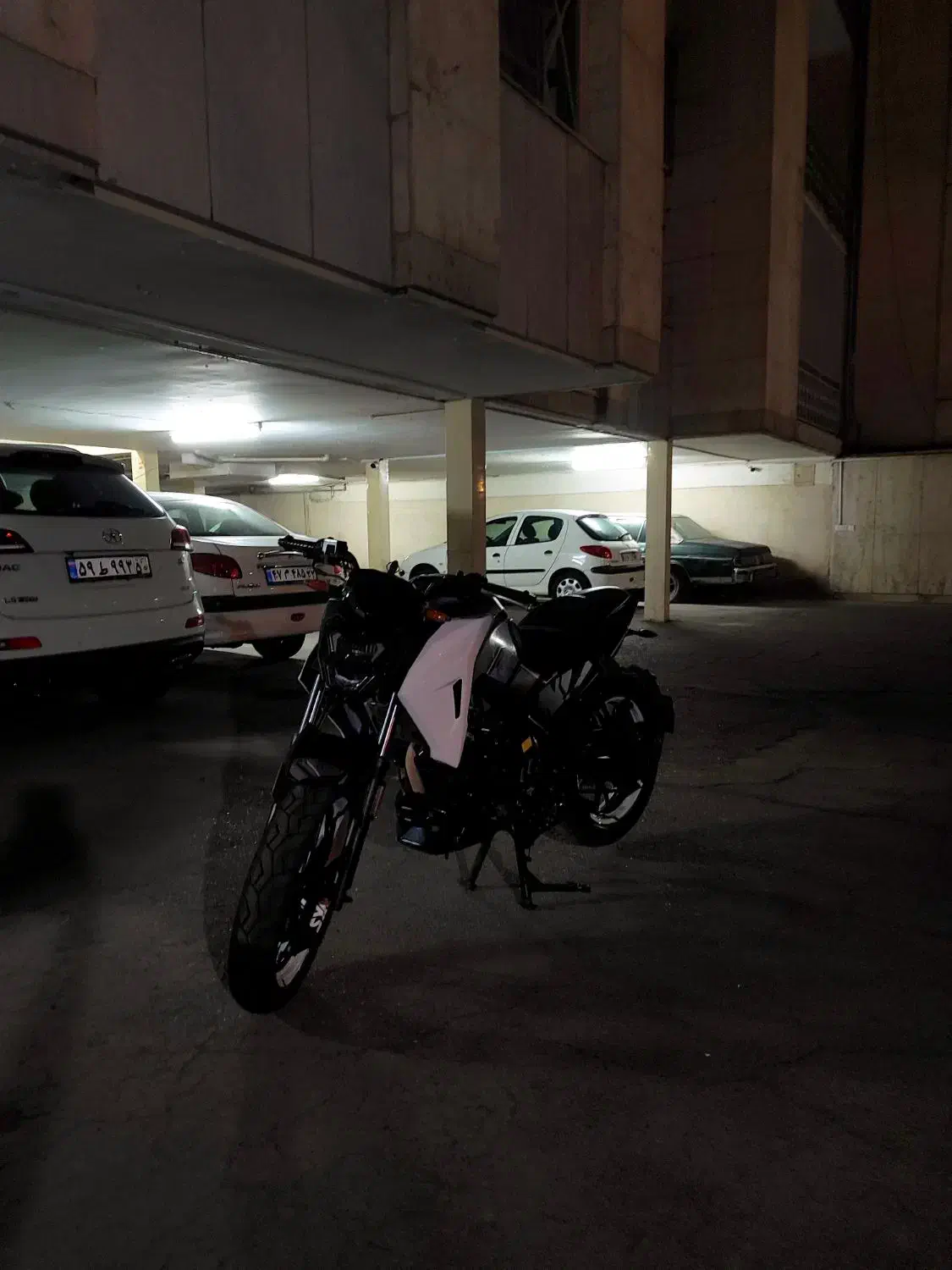 NA 180|موتورسیکلت|تهران, فلسطین (میدان انقلاب)|دیوار