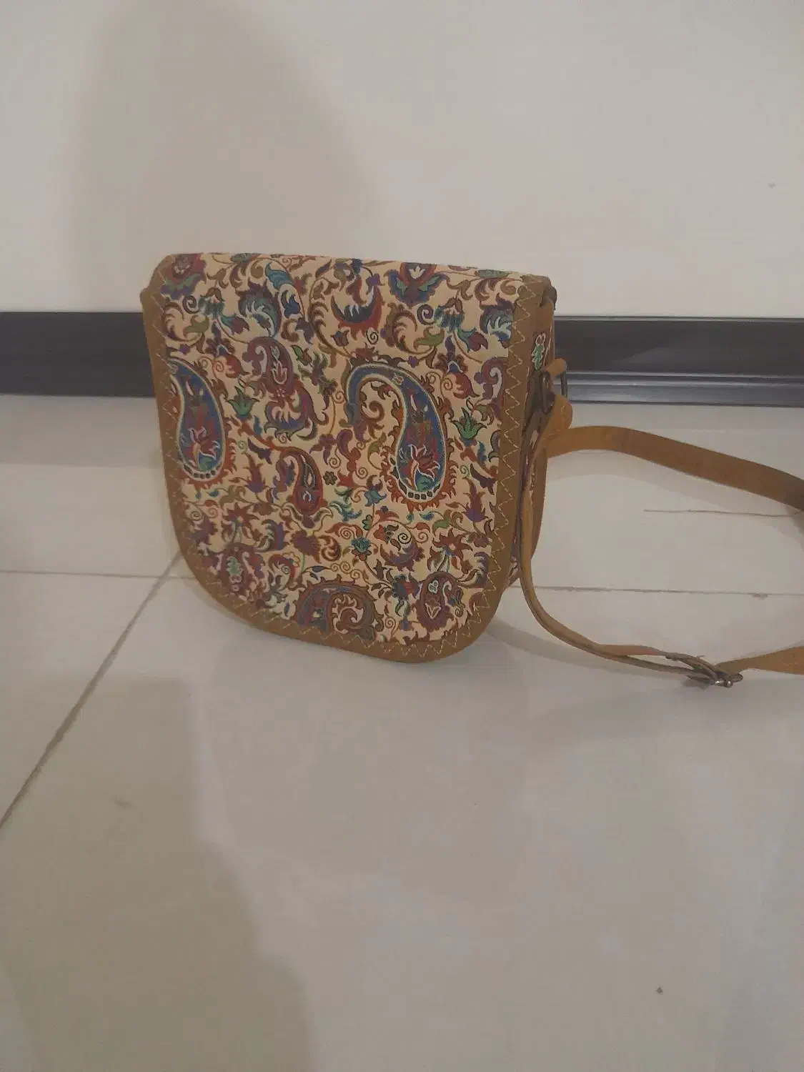 تعدادی کیف زنانه|کیف، کفش، کمربند|اصفهان, برازنده|دیوار