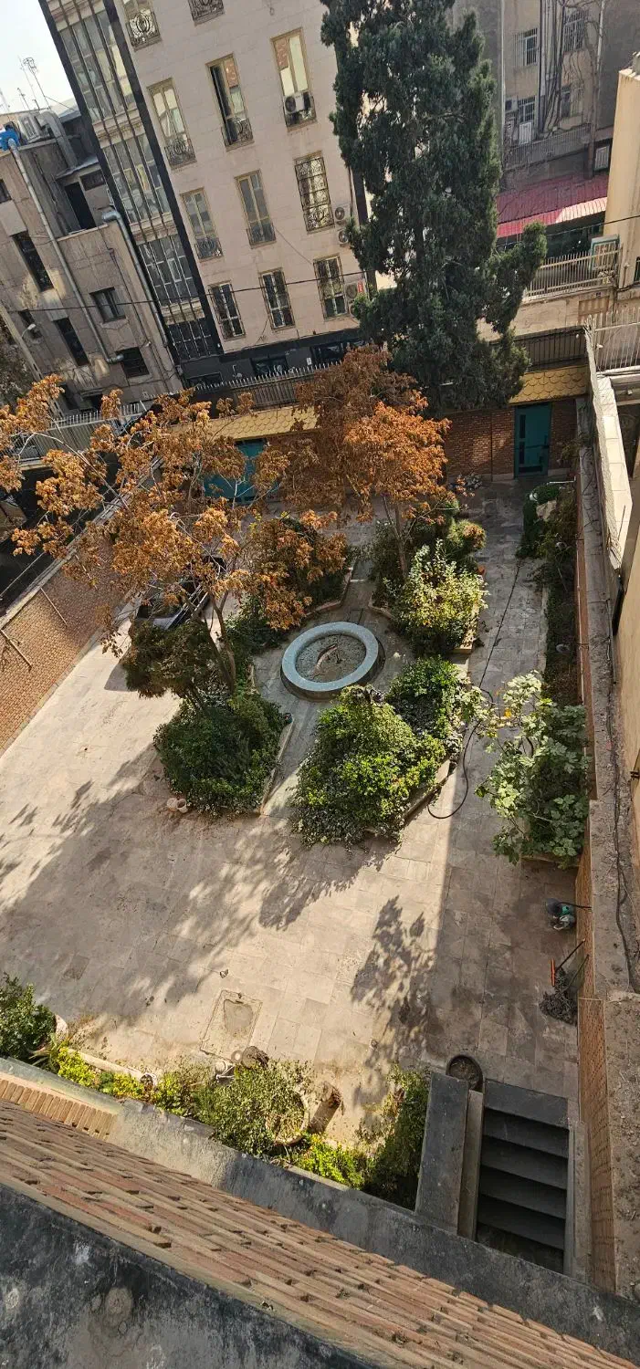 ۸۰۰ متر بنا با ۳۰۰ متر حیاط دربست خ نجات الهی