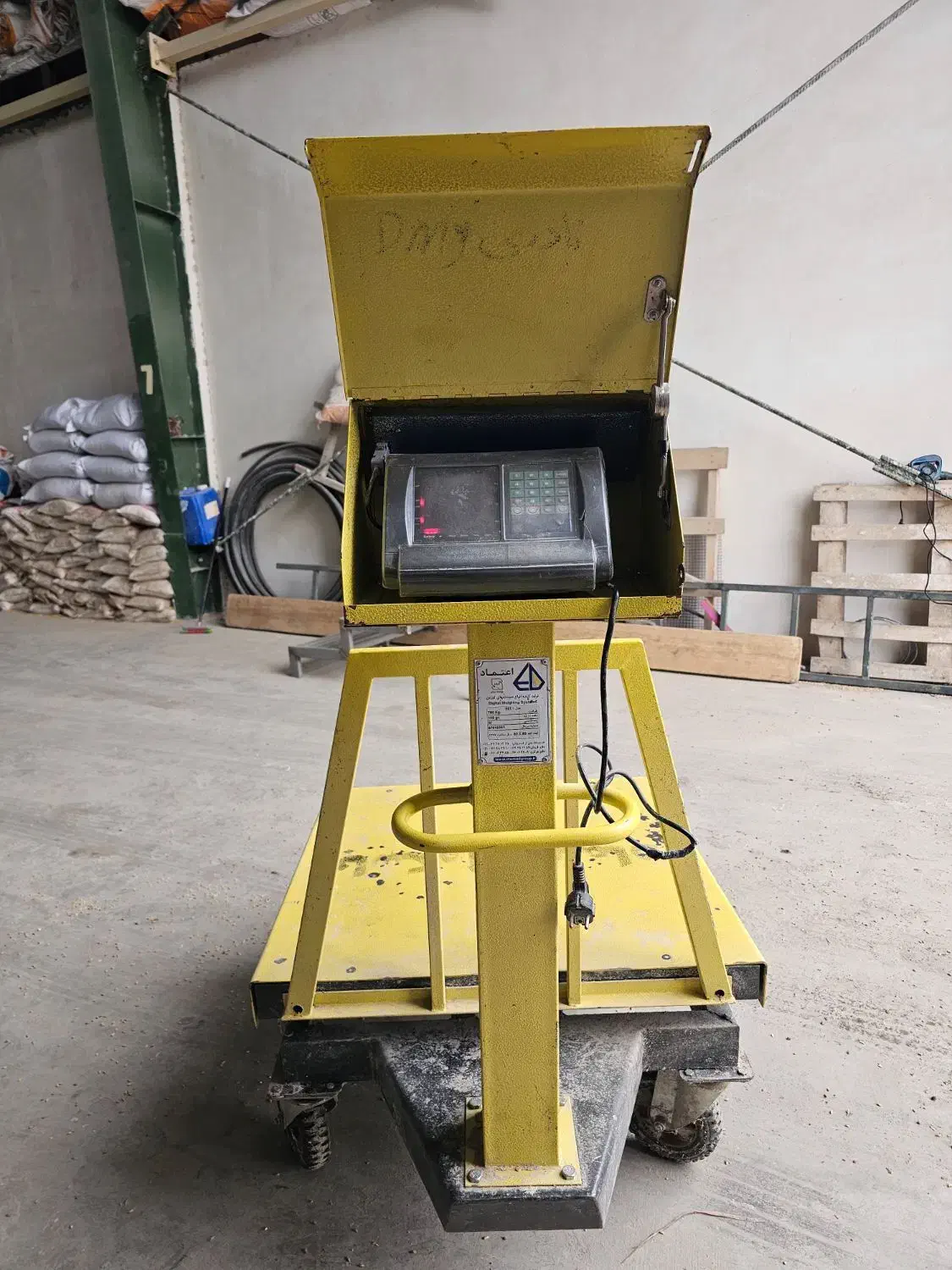 باسکول ۷۰۰ کیلویی اعتماد|ابزارآلات|آمل, |دیوار