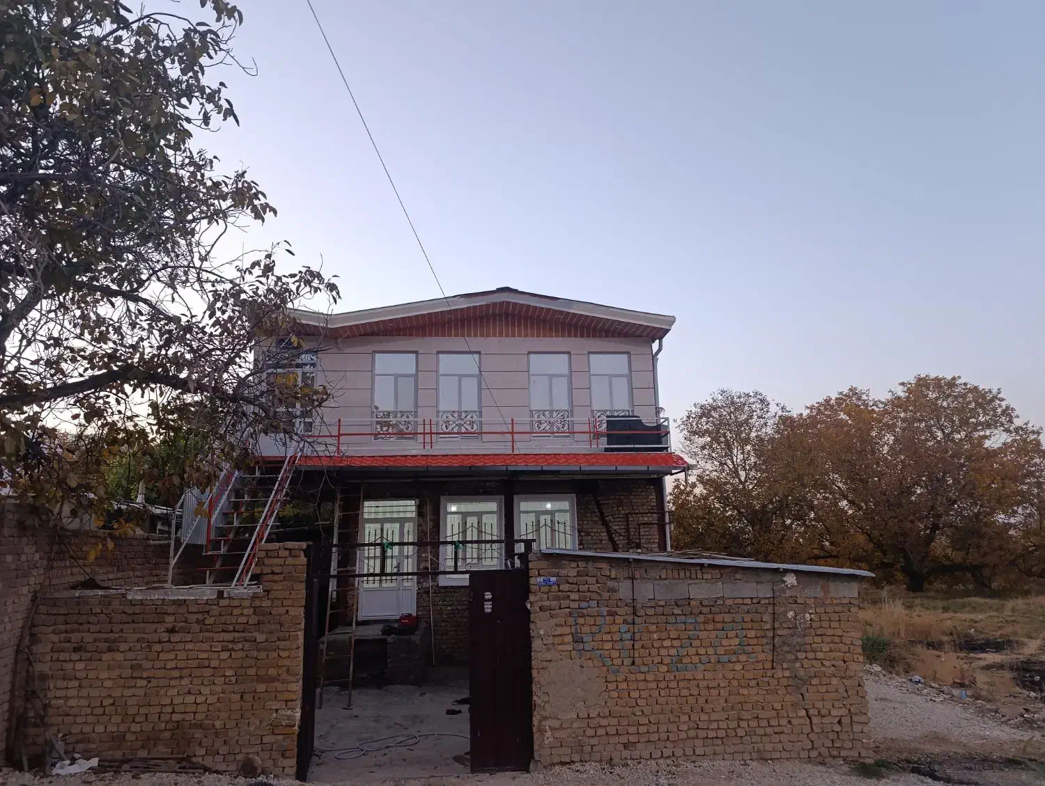 اجراو نصب شیروانی ولیعصر|خدمات پیشه و مهارت|کنگاور, |دیوار