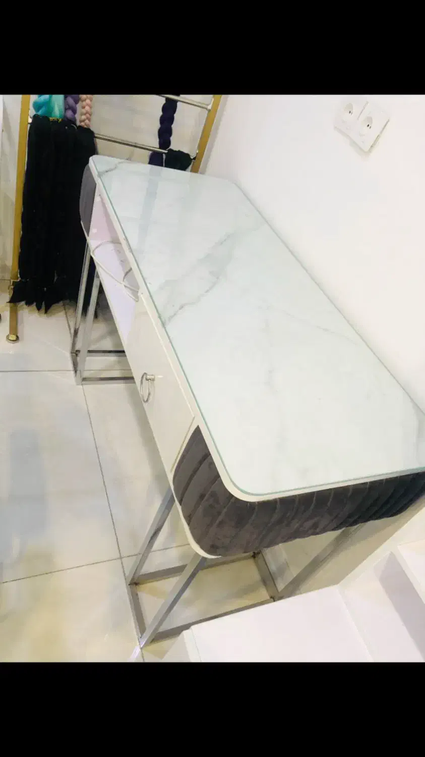 فروش دوعدد میز ناخن درحد نو|آرایشگاه و سالنهای زیبایی|کرمان, |دیوار