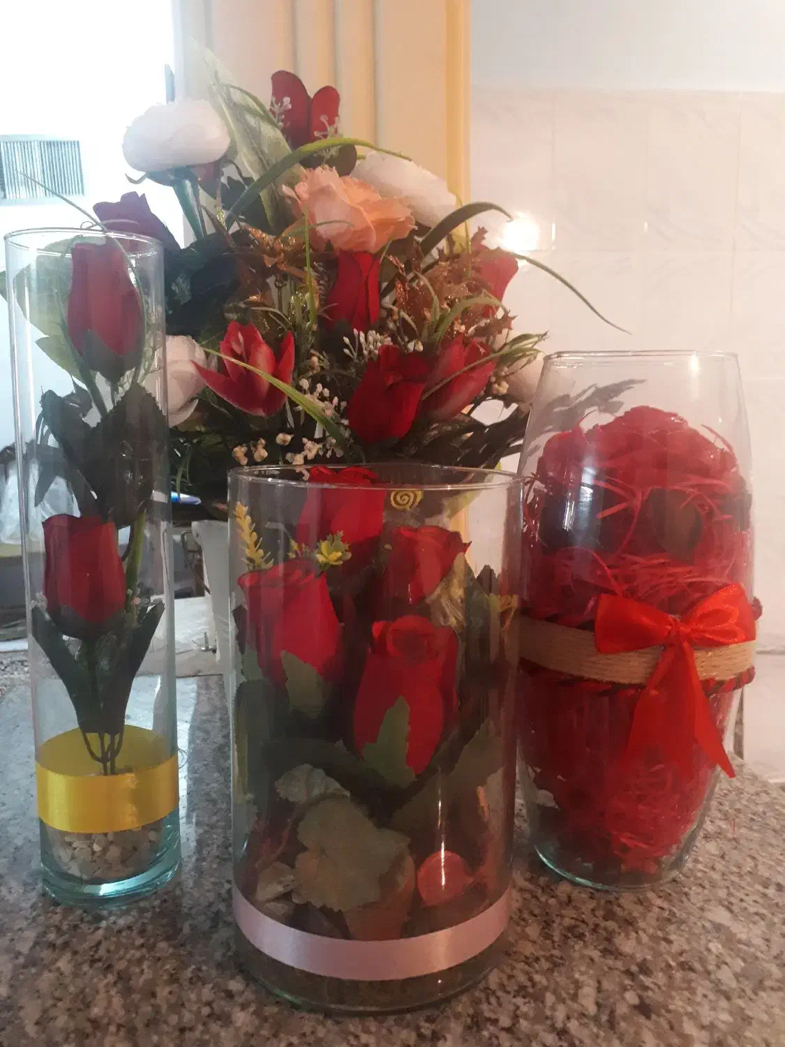 تعدادی گل مصنوعی با کارت|گل مصنوعی|اراک, |دیوار