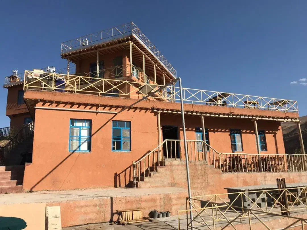 استخدام نیرو خدماتی برای مجموعه همراه مکان و خوراک|استخدام سرایداری و نظافت|گلبهار, شهر جدید گلبهار|دیوار