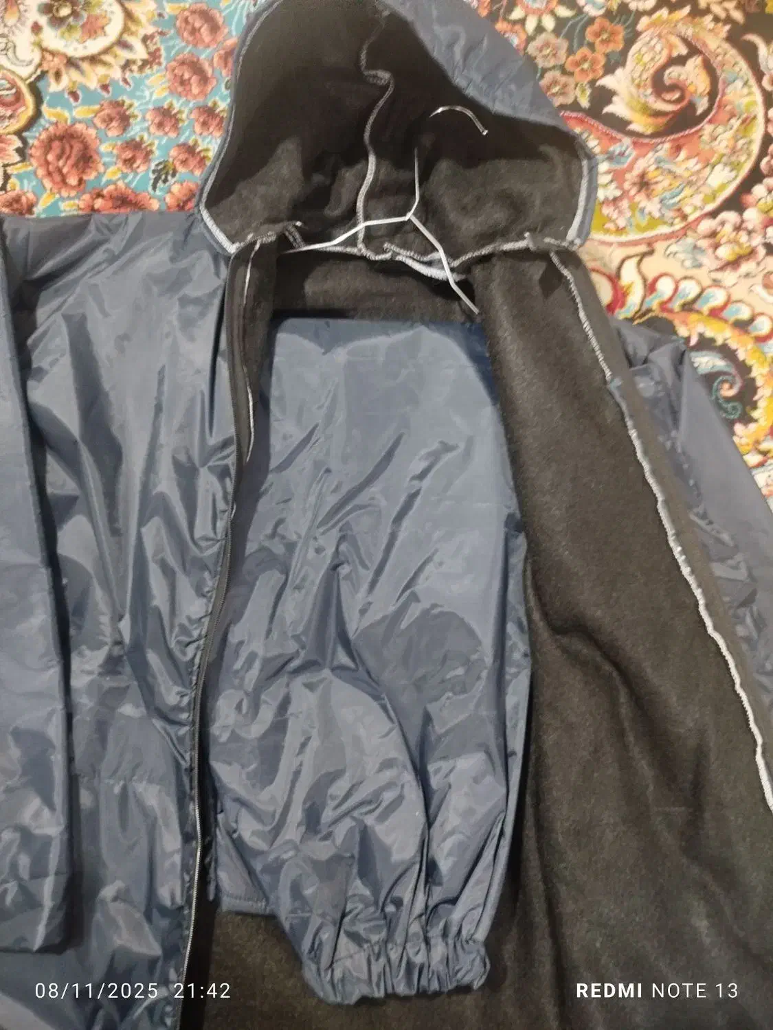 کاپشن بارونی ، بادگیر|لباس|تربت‌حیدریه, منظر|دیوار