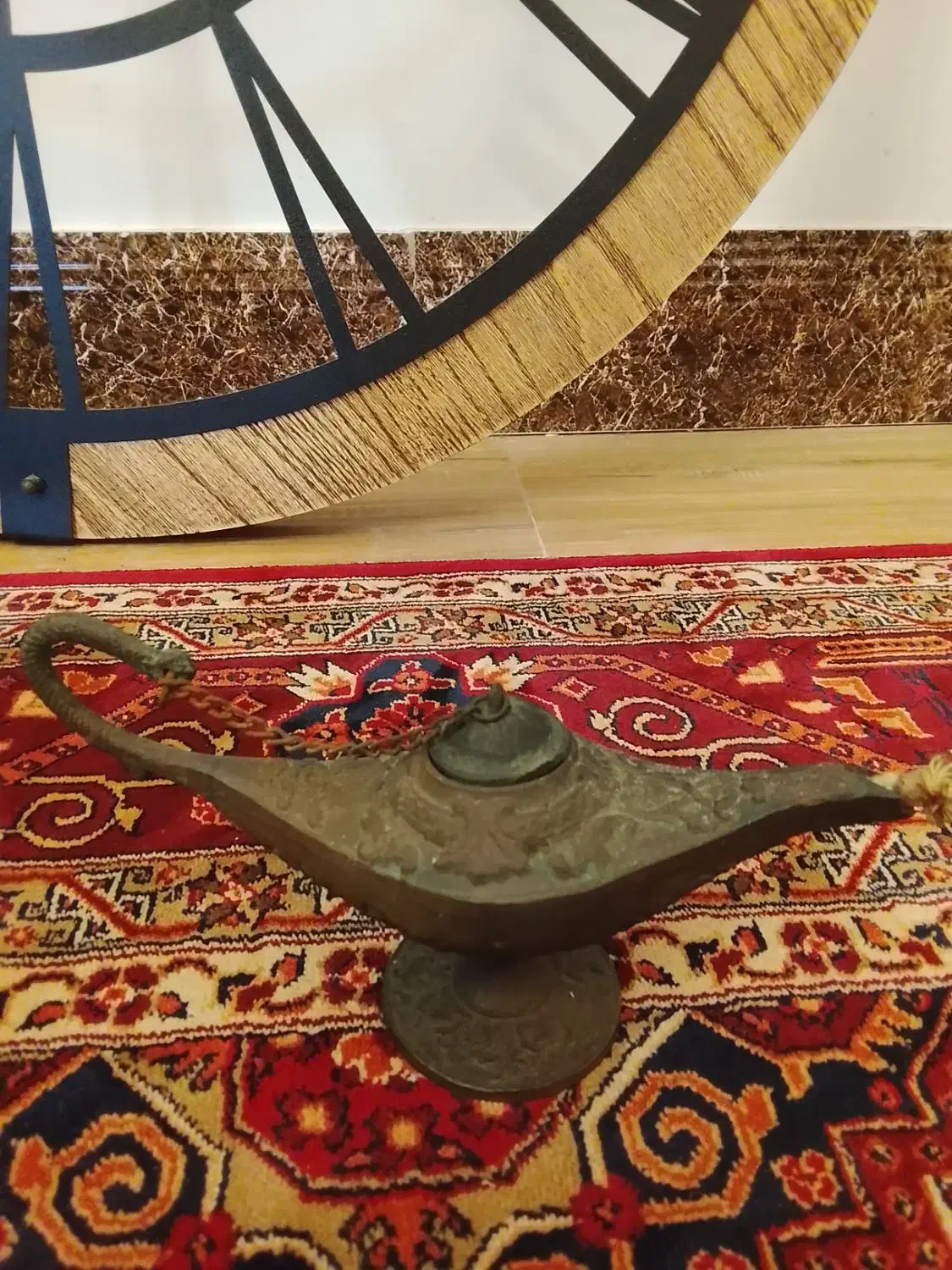 اتو خیلی قدیمی سایز کوچک و دکوری فیتله دار قدیمی|کلکسیون اشیاء عتیقه|شیرود, |دیوار