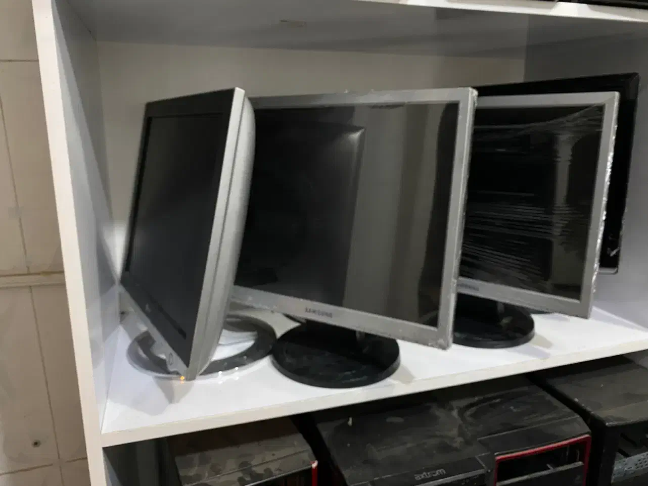 مانیتور ۱۷ اینچ تمیز|قطعات و لوازم جانبی رایانه|شیراز, آزادگان|دیوار