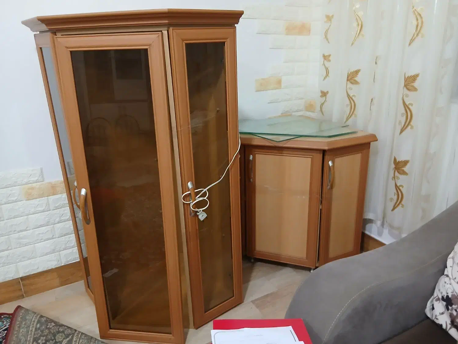 ویترین دو تکه وسه گوش برای کنج سالن زیبا وسالم|بوفه، ویترین، کنسول|فومن, |دیوار