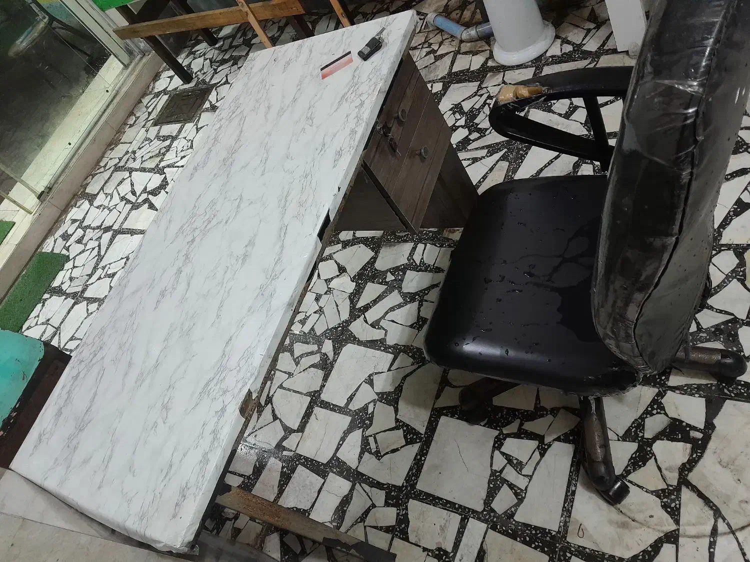 میزوصندلی چرم گردان|میز و صندلی غذاخوری|رشت, پیرکلاچای|دیوار