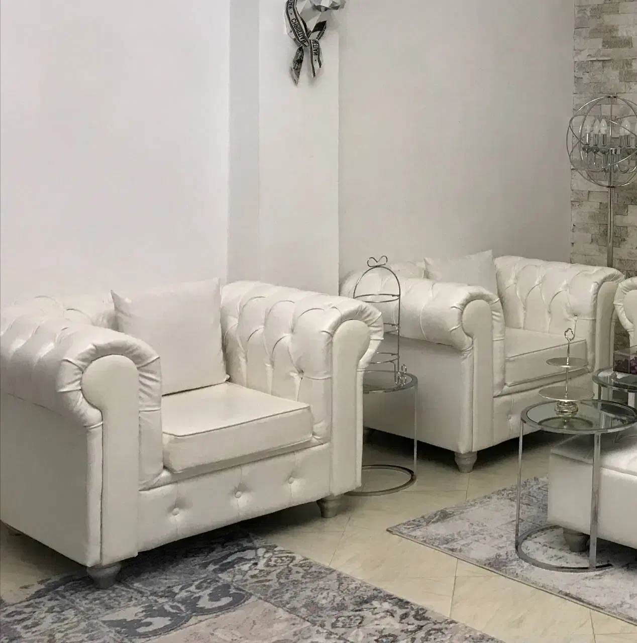 مبل تک نفره چستر سفید چرم(دو عدد)|مبلمان خانگی و میز عسلی|اندیشه, اندیشه فاز ۱|دیوار