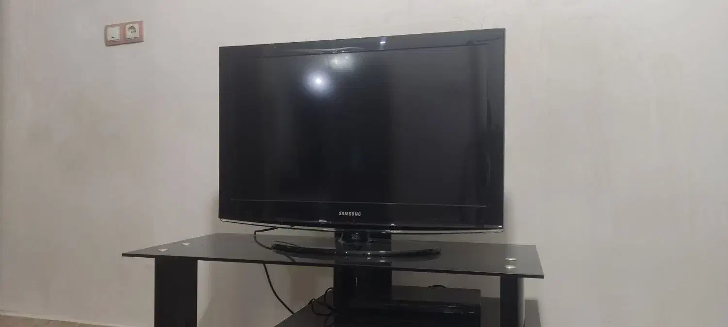 تلویزیون ال سی دی ۳۲ اینچ سامسونگ بهمراه میز|تلویزیون و پروژکتور|خرم‌آباد, |دیوار