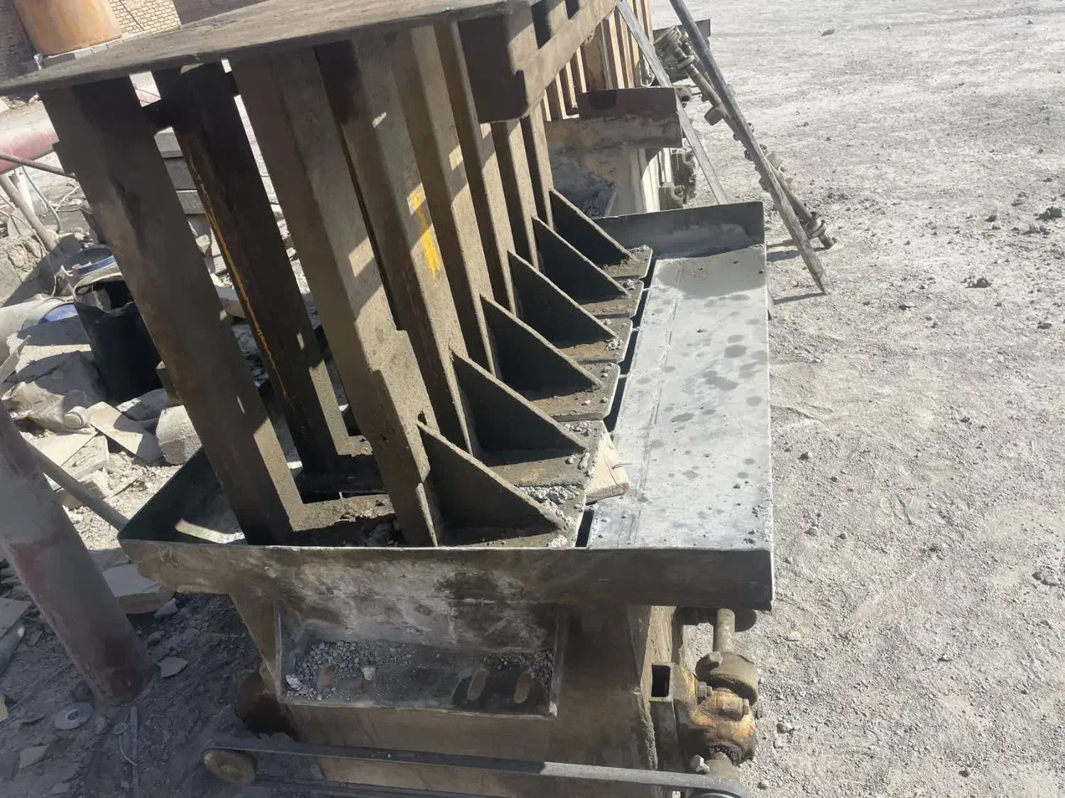 قالب سنگ جدول و جوی آب(کپر) طلاییه|ماشین‌آلات صنعتی|اردکان, |دیوار