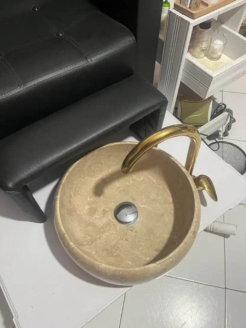 صندلی و میز پدیکور|آرایشگاه و سالن‌های زیبایی|مشهد, سجاد شهر|دیوار