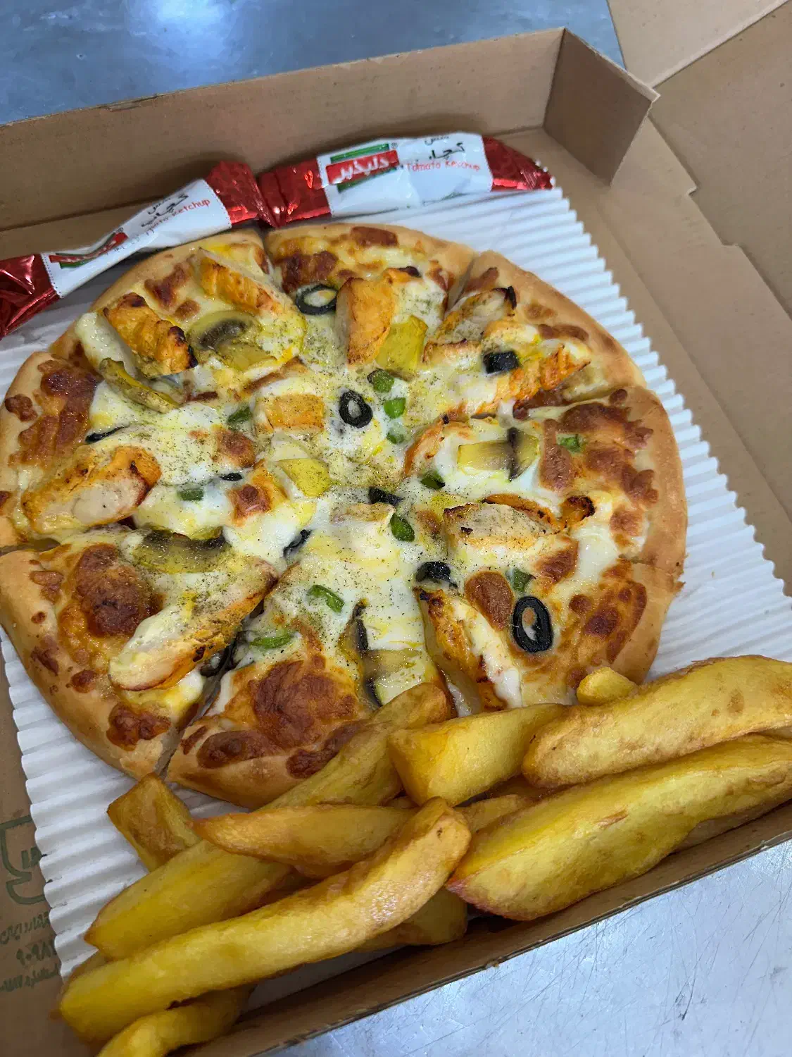 استخدام اشپز ماهر فرنگی،کمک اشپز و سالن کار|استخدام خدمات فروشگاه و رستوران|شبستر, |دیوار