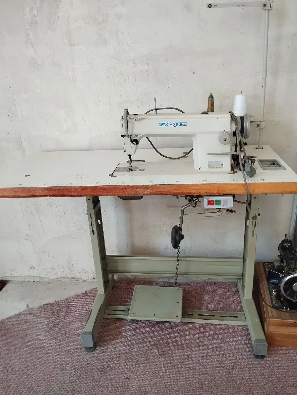 چرخ خیاطی|چرخ خیاطی و ریسندگی|میانه, |دیوار