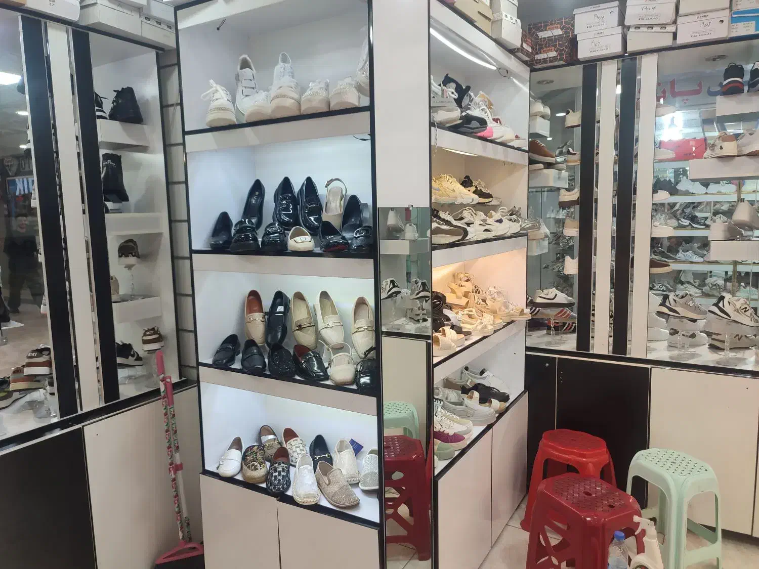 فروش ویترین مغازه کفش فروشی|فروشگاه و مغازه|سیرجان, |دیوار