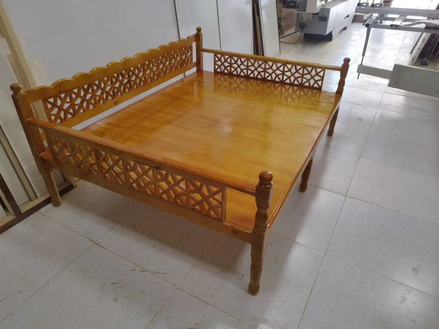 تخت سنتی چوب روس|مبلمان خانگی و میز عسلی|خرم‌آباد, |دیوار