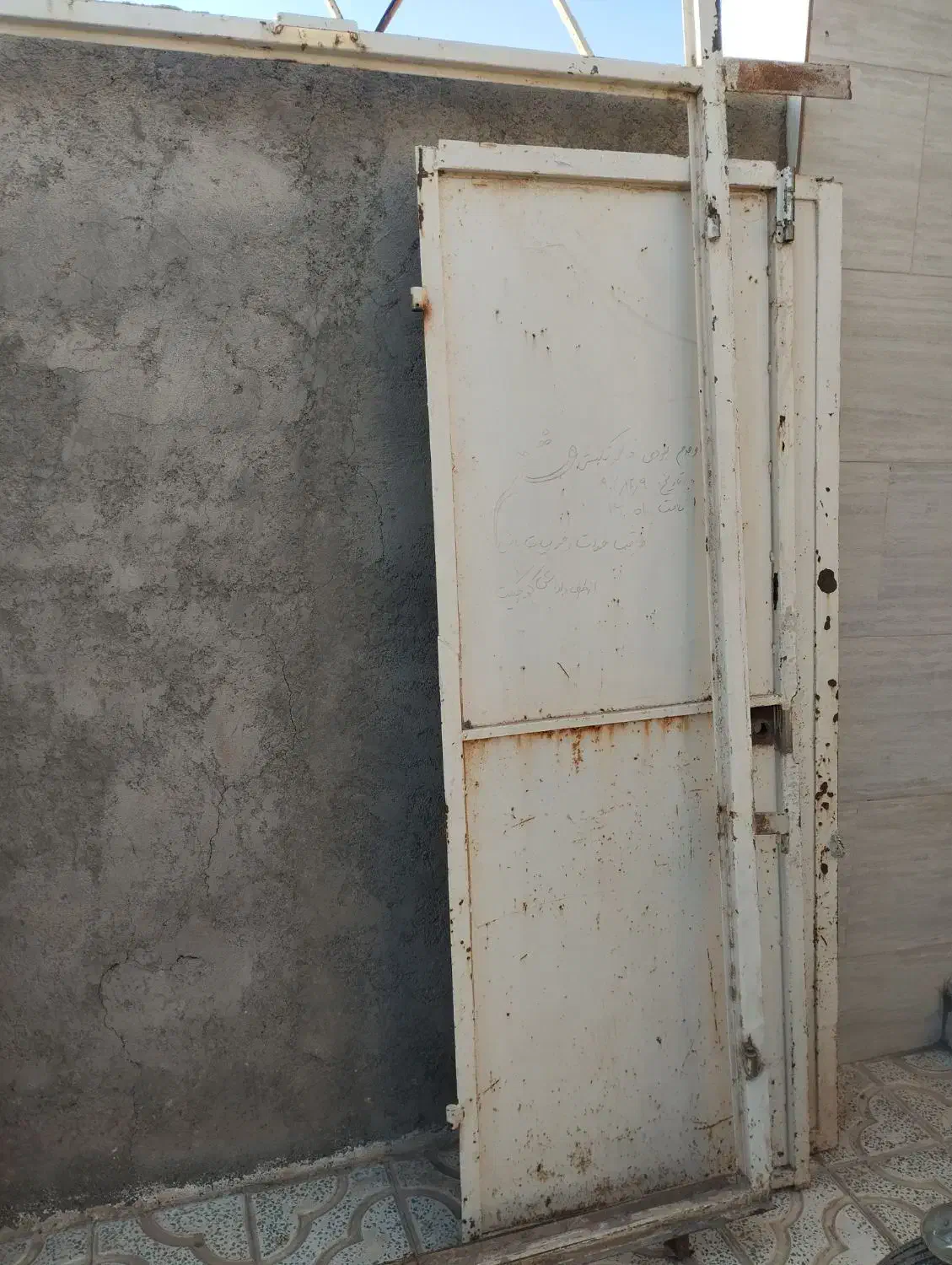 در حیاط خانه دو قطعه کابینت بوفه|مصالح و تجهیزات ساختمان|عطاملک, |دیوار