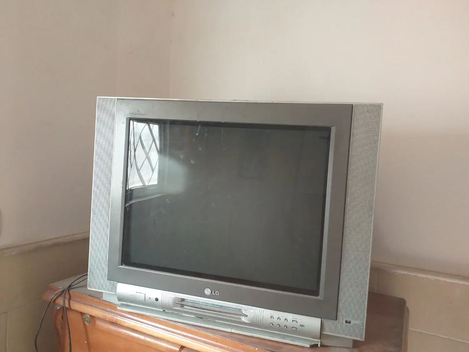 تلوزیون ۲۱ اینچ|تلویزیون و پروژکتور|قم, نیروگاه|دیوار