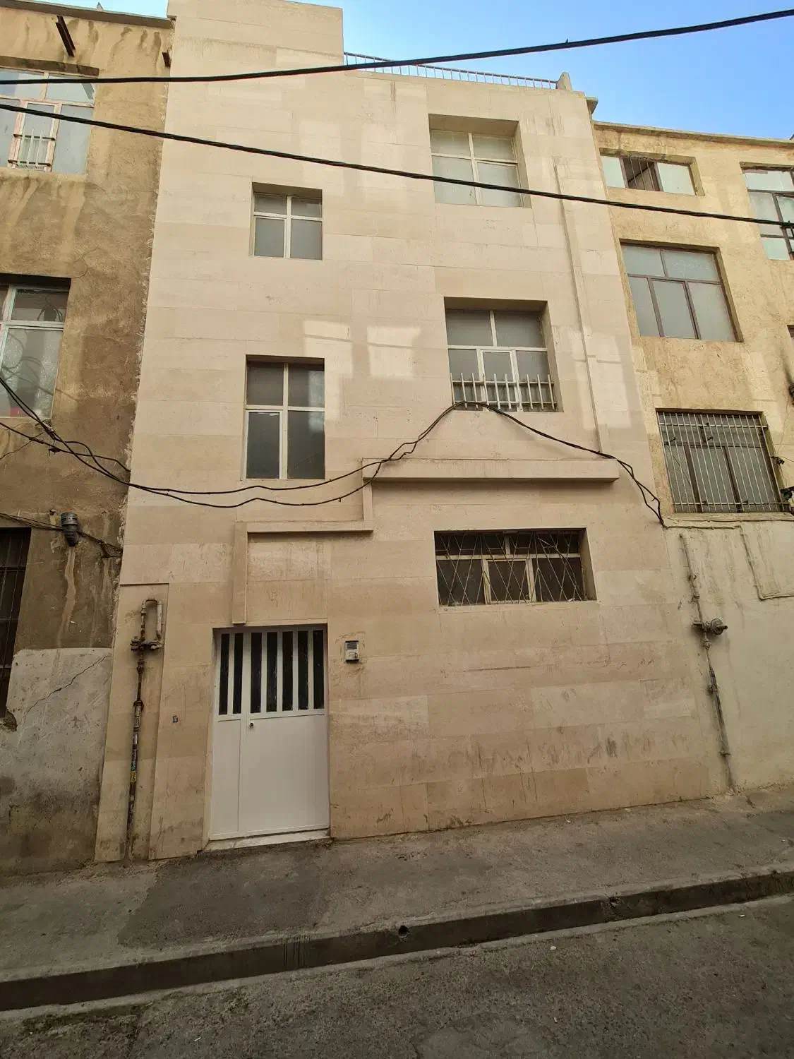 ۶۰ متر در طبقه اول تخلیه رنگ شده