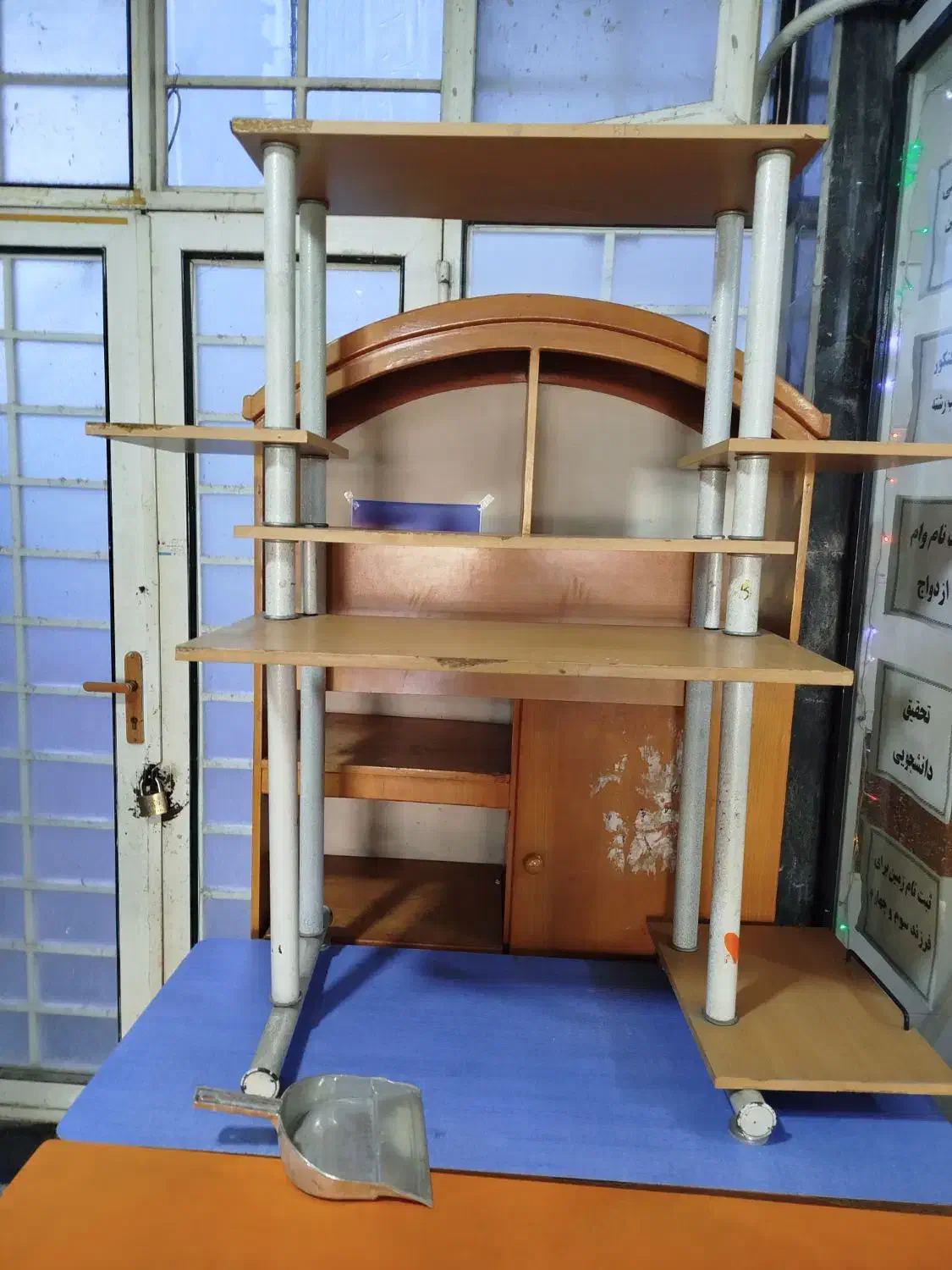 تعدادی میز و کمد|میز تحریر و کامپیوتر|کلاله, |دیوار