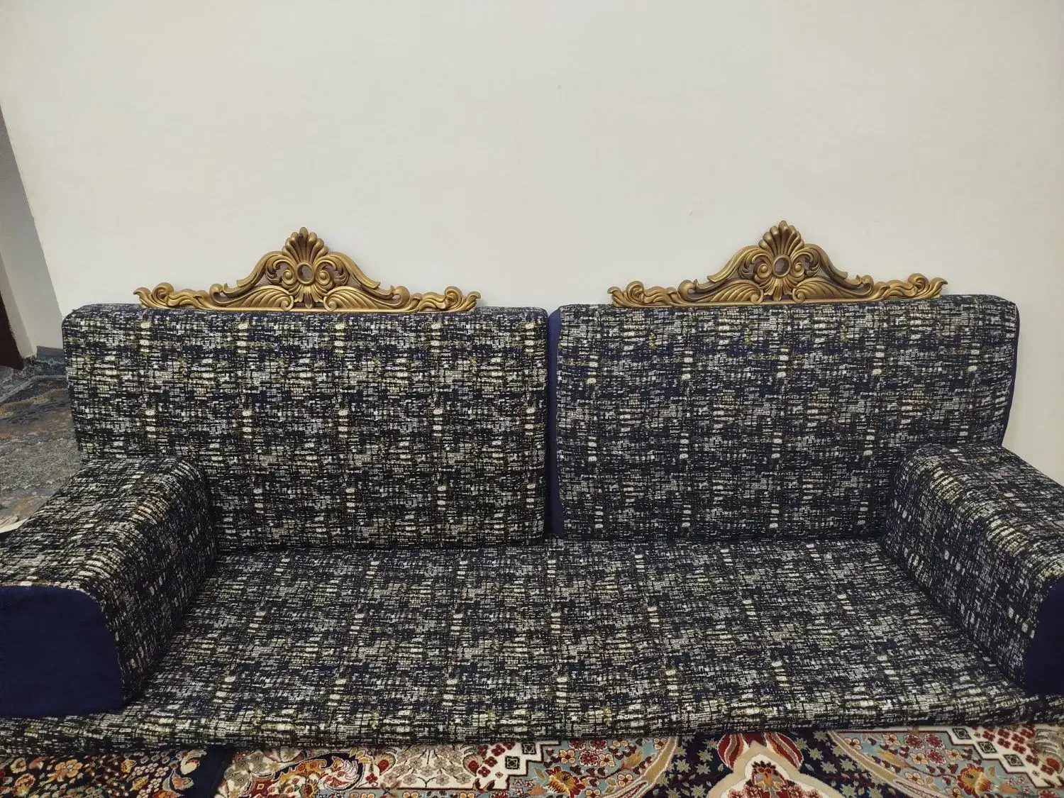 پشتی خلیجی|پشتی|شیراز, کوشک میدان|دیوار