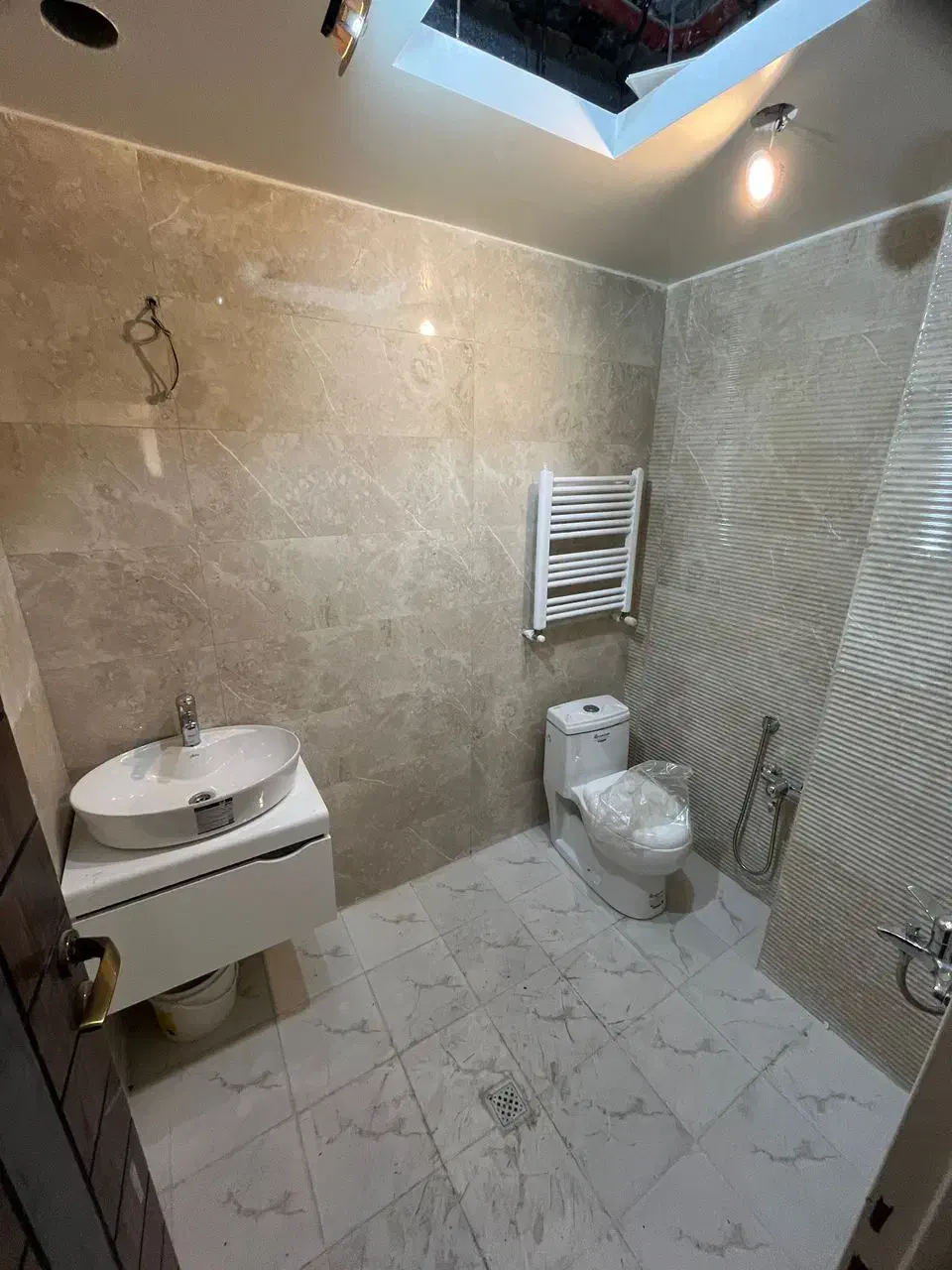 ۹۵متر/دو خواب/نوساز/فول امکانات/قرارداد۲ساله