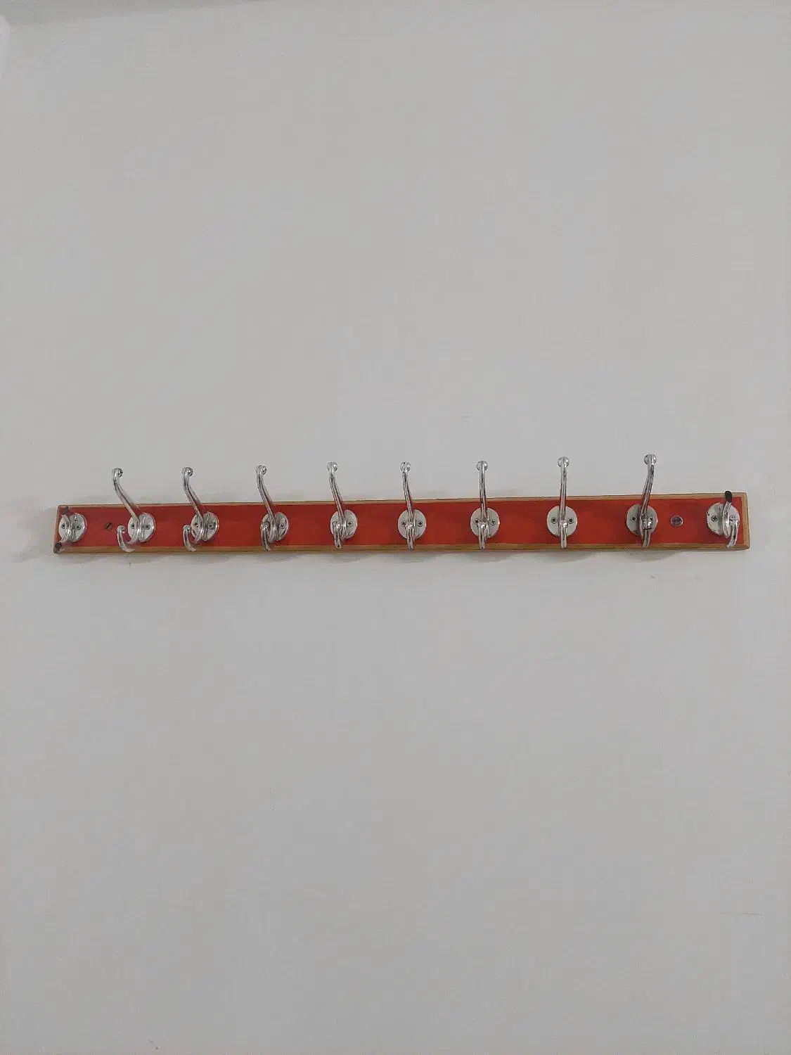 چوب لباسی|بندرخت و رخت‌آویز|مهاجران, |دیوار