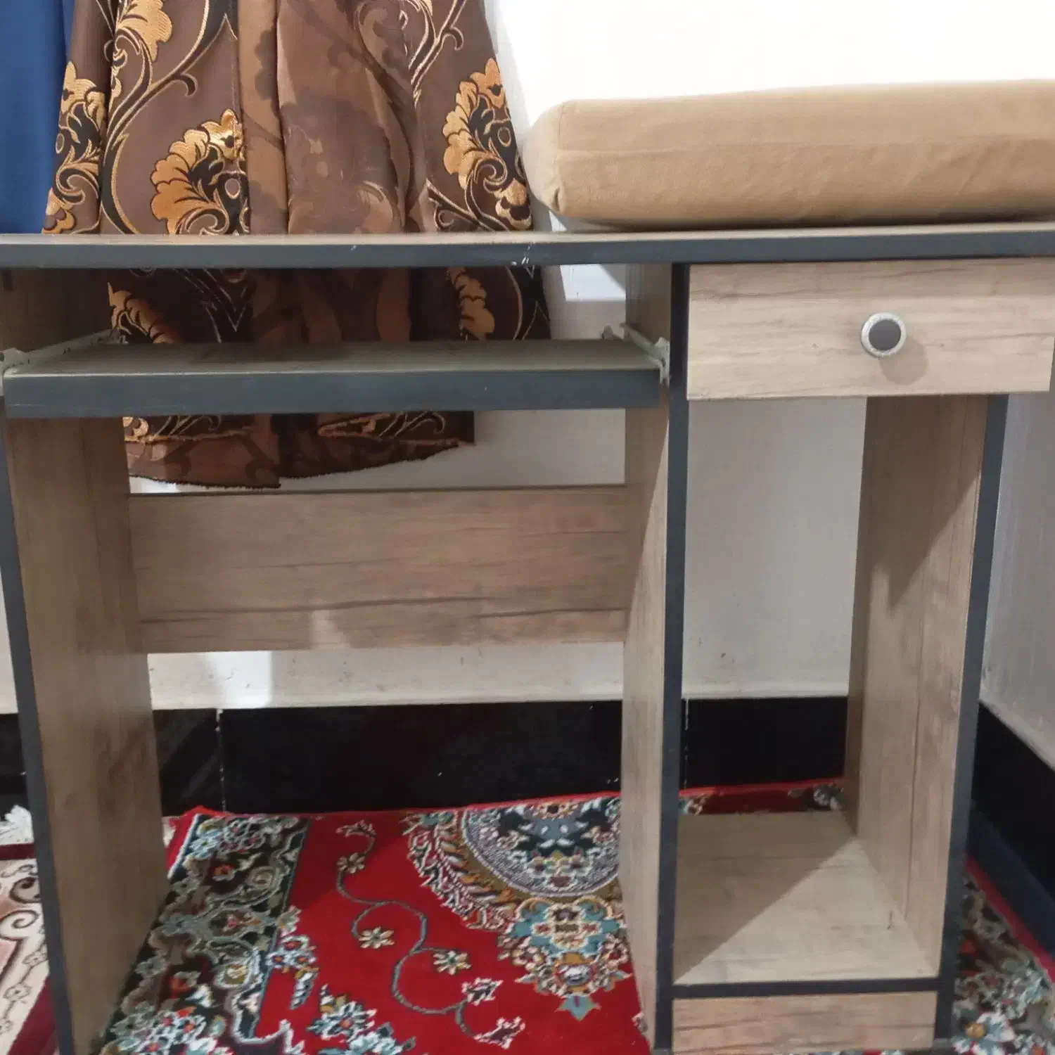 میز کامپیوتر در حد نو بخاطر کمبود جا|میز تحریر و کامپیوتر|رستم, |دیوار