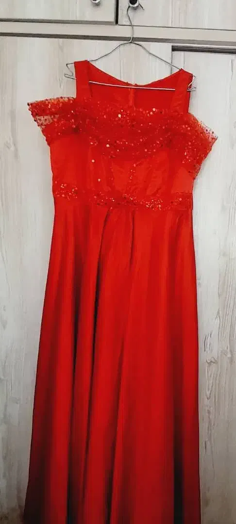 تعداد زیادی لباس مجلسی حراجی|لباس|بومهن, |دیوار