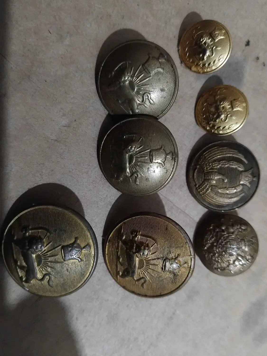 دکمه شاهی|کلکسیون اشیاء عتیقه|فاروج, |دیوار