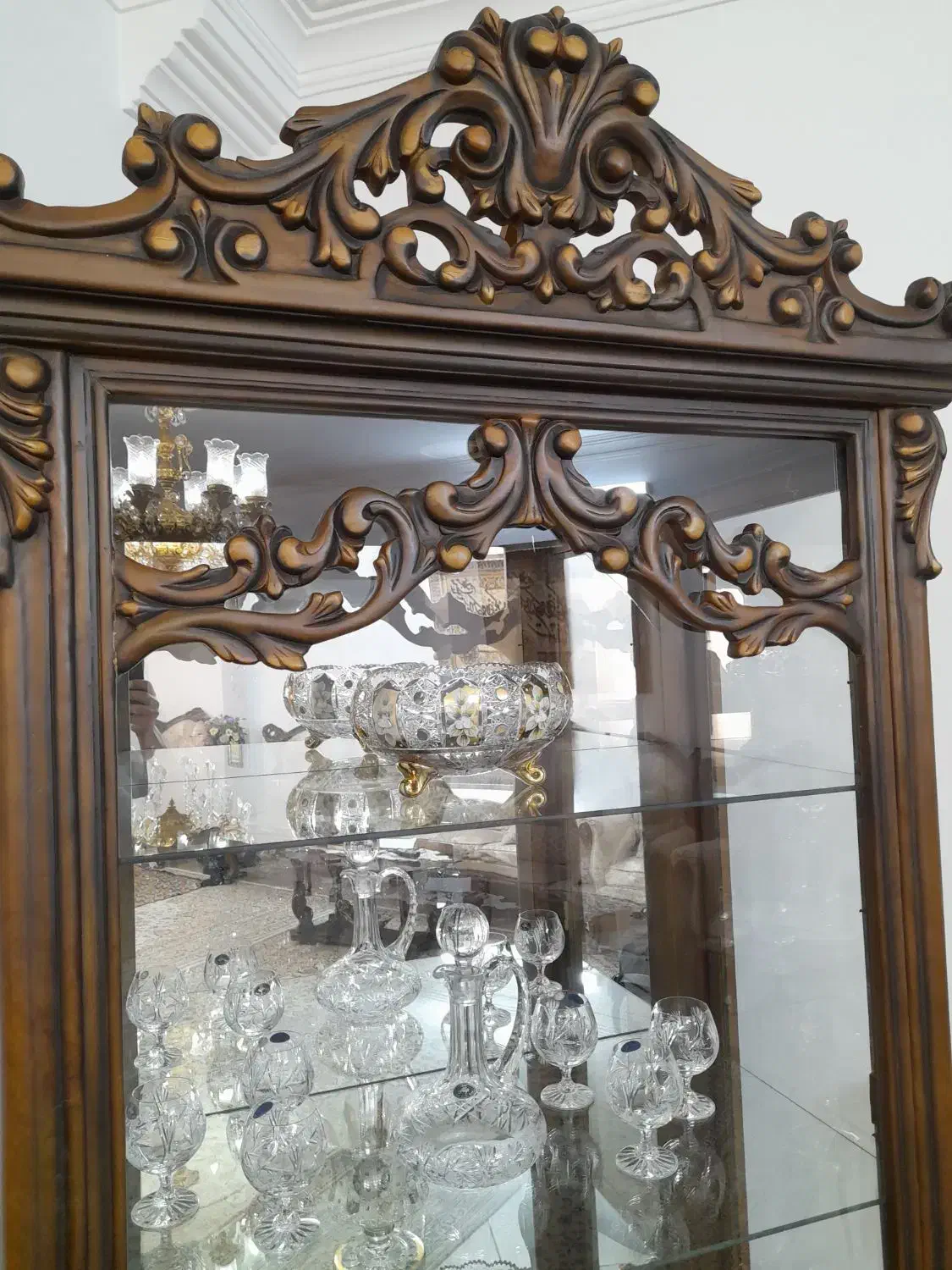 ویترین چوبی منبت کاری شده کار دست چوب راش|بوفه، ویترین، کنسول|ری, اقدسیه|دیوار