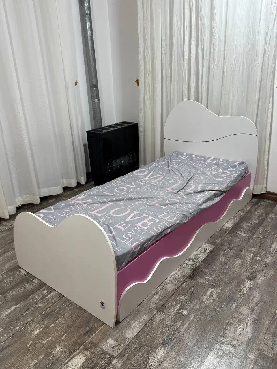 تخت و تشک و کمد و میز تحریر در حد نو و یک صندلی|تخت و سرویس خواب|نوشهر, |دیوار