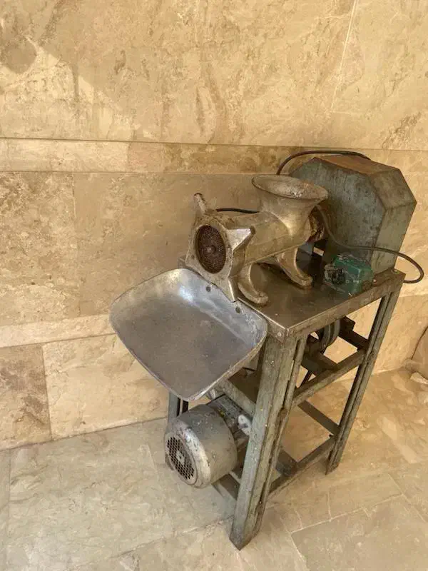 چرخ گوشت|خردکن، آسیاب، غذاساز|قم, باغ کرباسی|دیوار