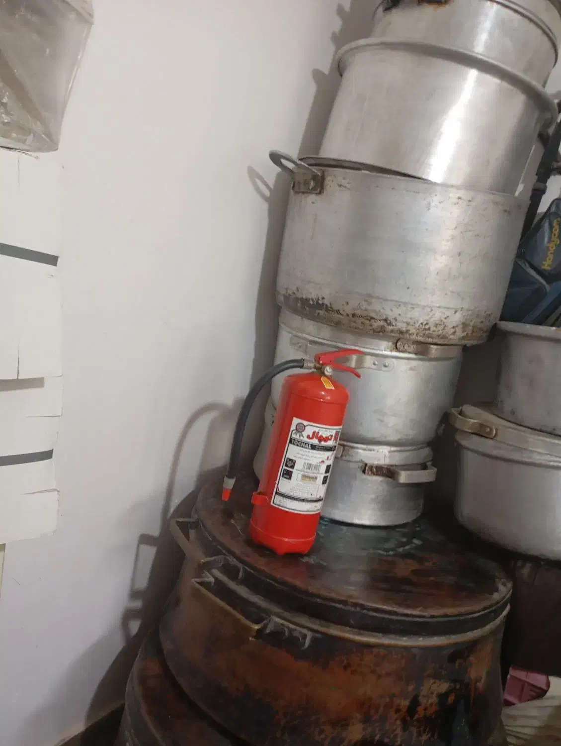 دیگ مسی قدیمی بزرگ معرف به دیگ امام حسینی|ظروف پختوپز|گنبکی, |دیوار