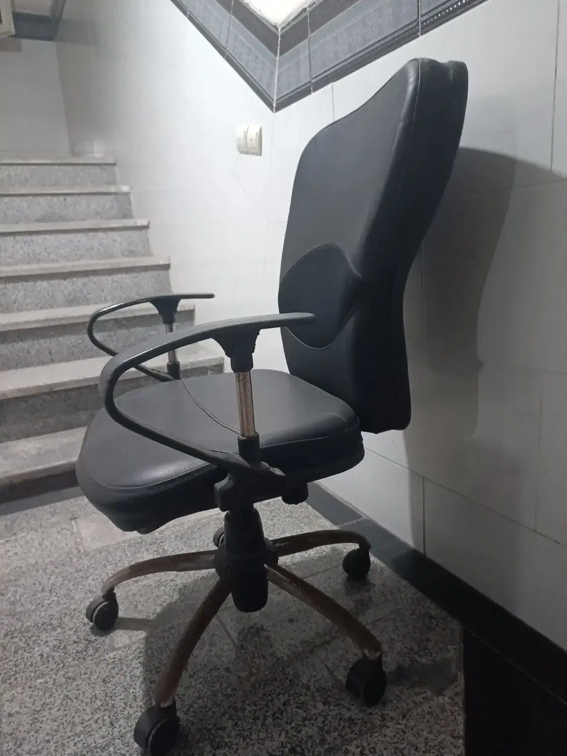 دو عدد صندلی چرخدار|صندلی و نیمکت|بندرعباس, |دیوار