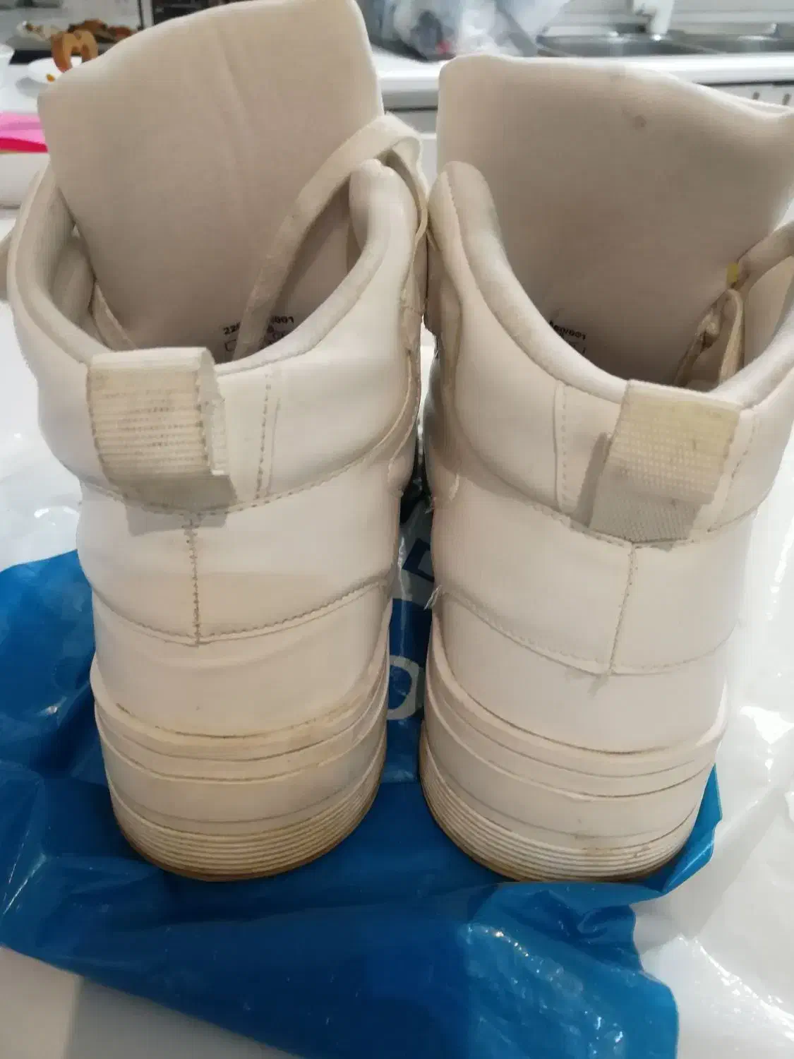 کفش نیم بوت خارجی سفید|کیف، کفش، کمربند|رشت, معلم|دیوار