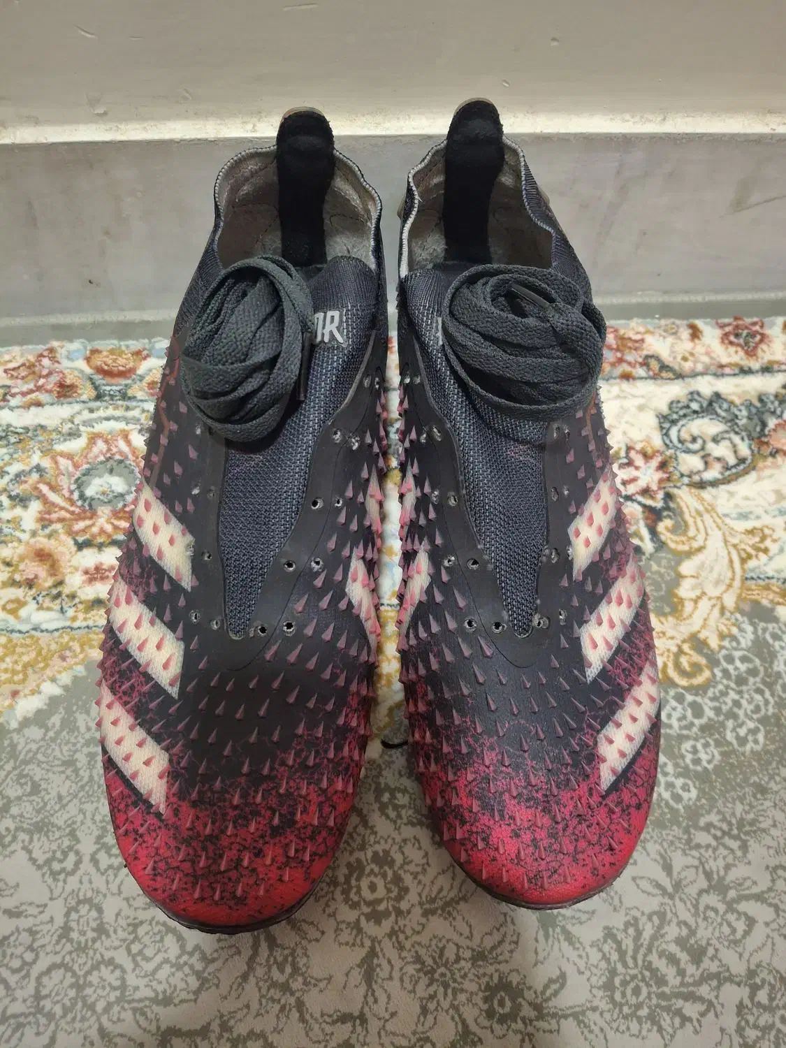 کفش فوتبال|کیف، کفش، کمربند|اندیشه, اندیشه فاز ۳|دیوار