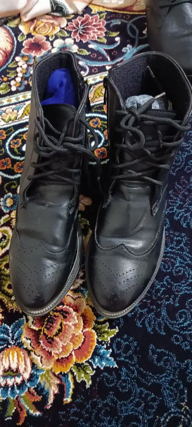 دو جفت بوت|کیف، کفش، کمربند|بومهن, |دیوار