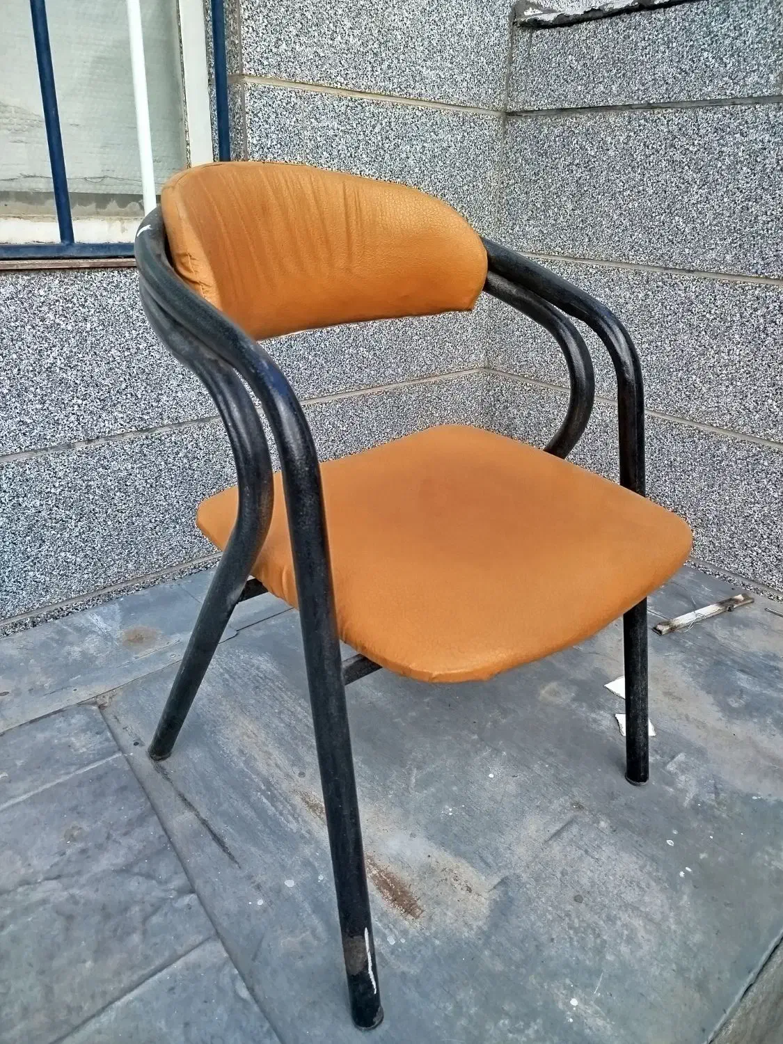 صندلی انتظار|آرایشگاه و سالن‌های زیبایی|همدان, |دیوار