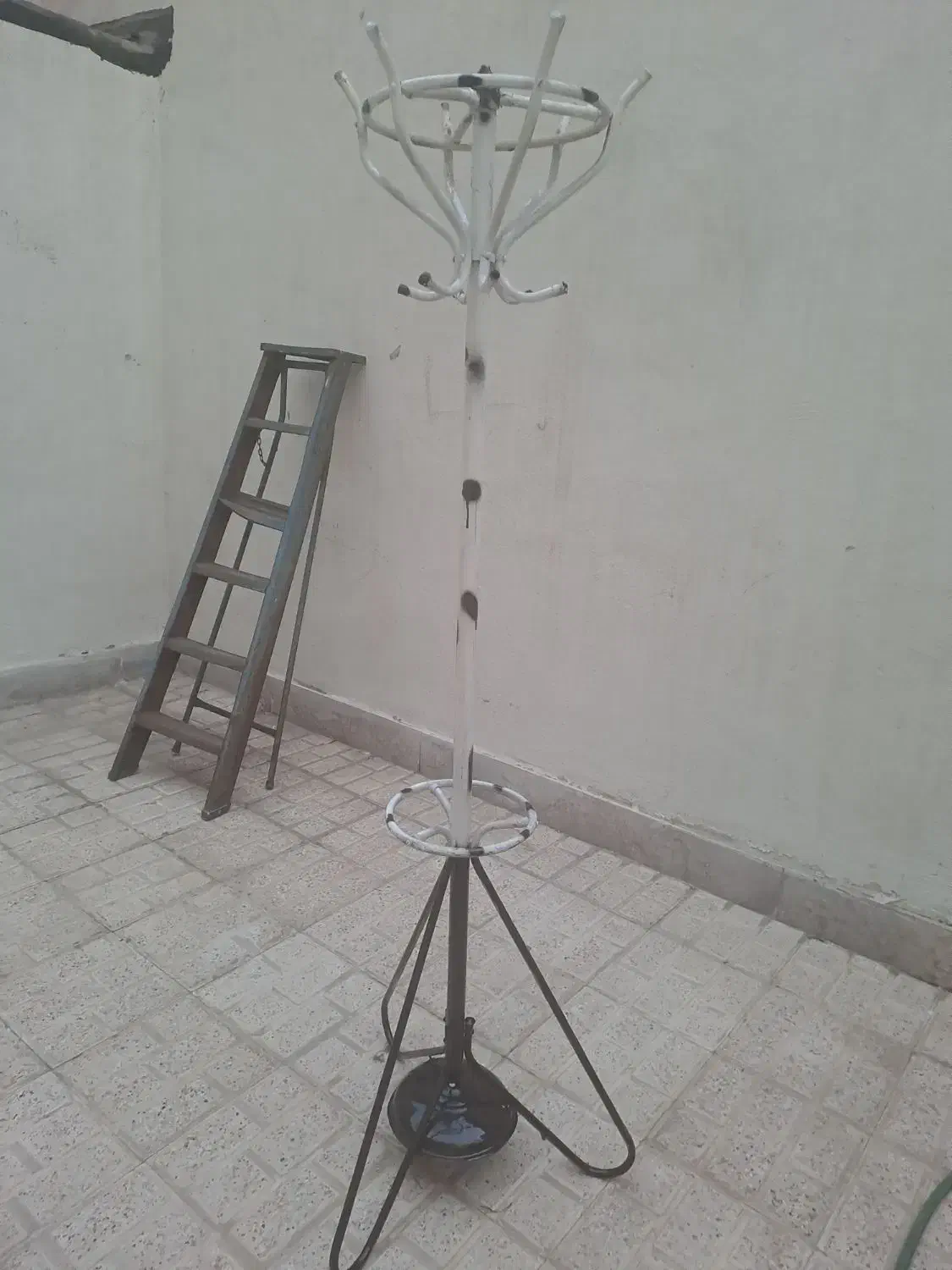 جالباسی ۳ پایه ایستاده|بندرخت و رختآویز|مشهد, کوشش|دیوار