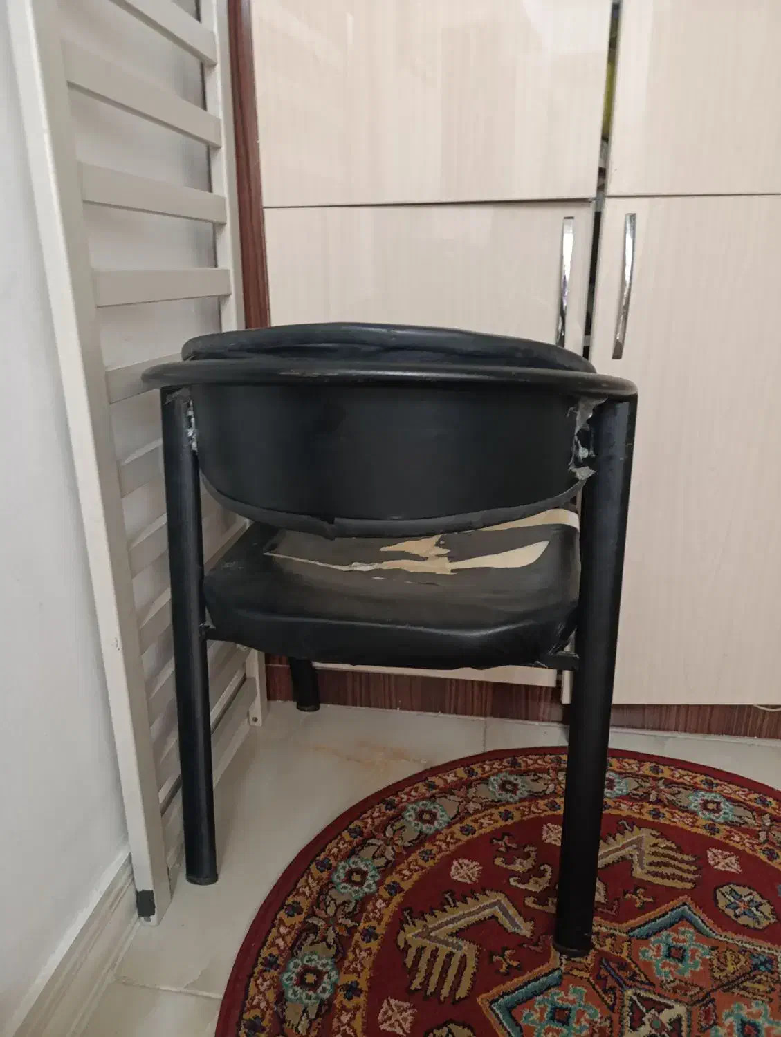 صندلی آهنی|صندلی و نیمکت|شهریار, رزکان|دیوار