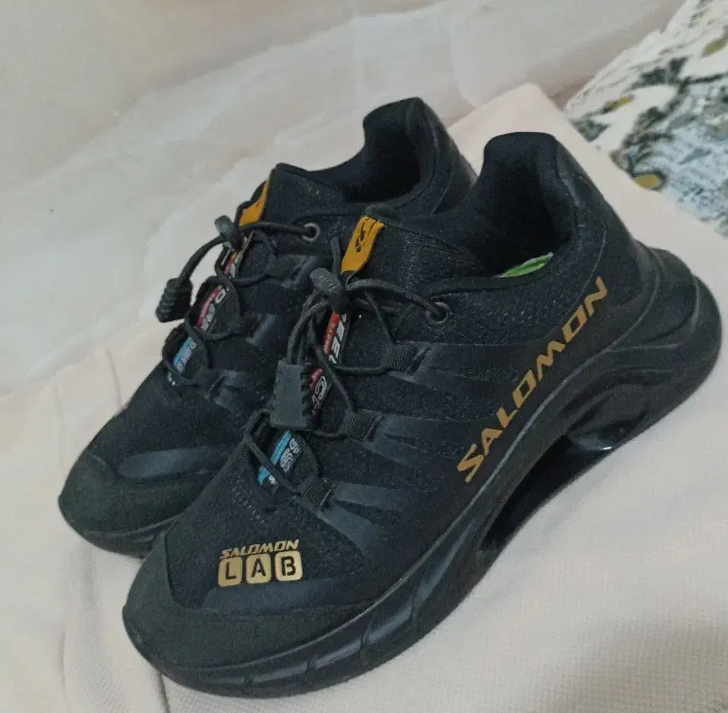 یه جفت کفش یه عدد پالتو هردو زنانه|لباس|گرمسار, |دیوار